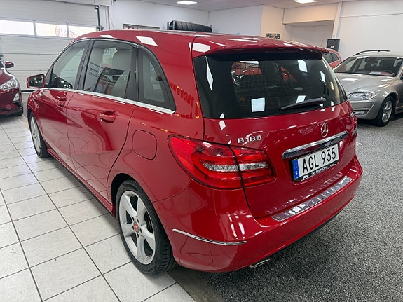 Mercedes-Benz B180 4 of 5