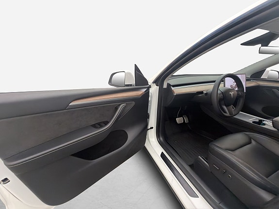 Tesla Model Y 12 of 30