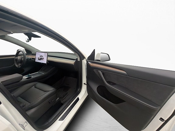 Tesla Model Y 17 of 30