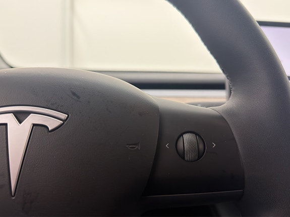 Tesla Model Y 21 of 30