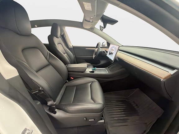Tesla Model Y 16 of 30