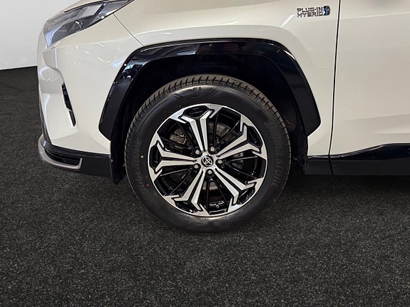 Toyota RAV4 Plug-in Hybrid 4 of 5