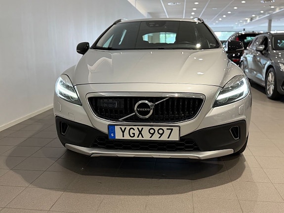 Volvo V40 Cross Country 2 of 13