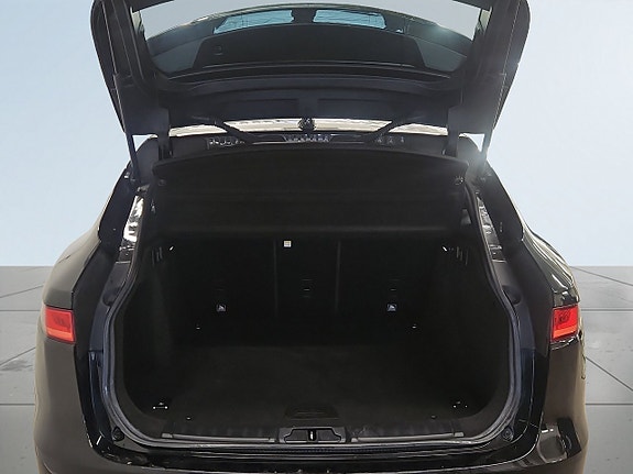 Jaguar F-PACE 12 of 18