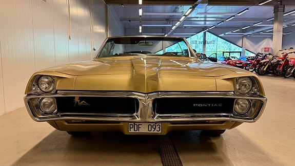 Pontiac Catalina 2 of 5