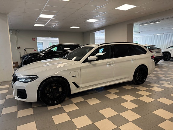 BMW 530e 2 of 5