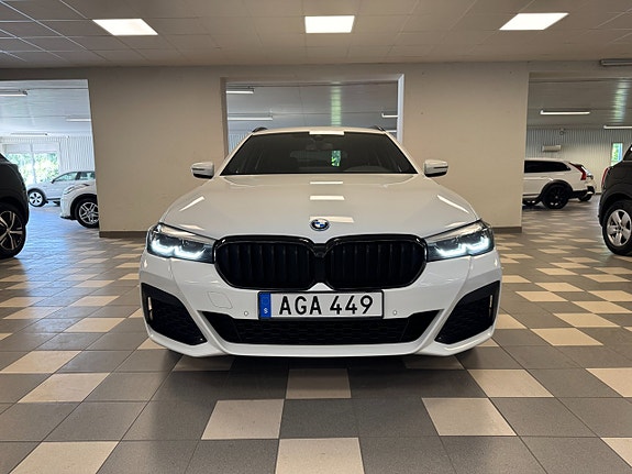 BMW 530e 3 of 5