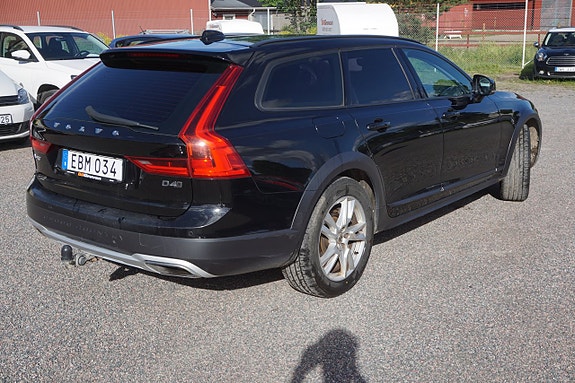 Volvo V90 Cross Country 2 of 5