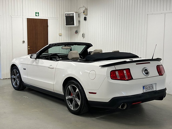 Ford Mustang 2 of 5