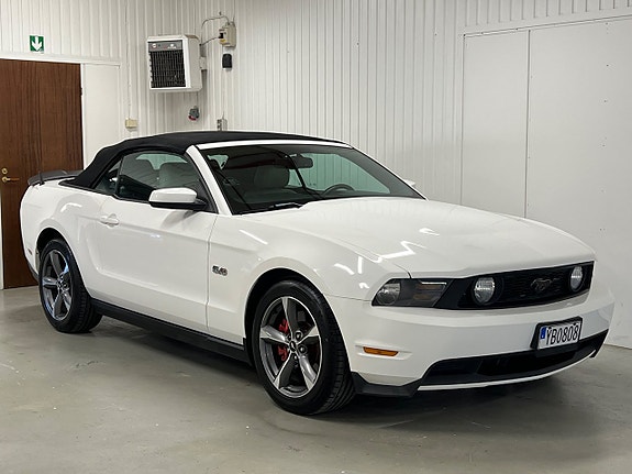 Ford Mustang 4 of 5