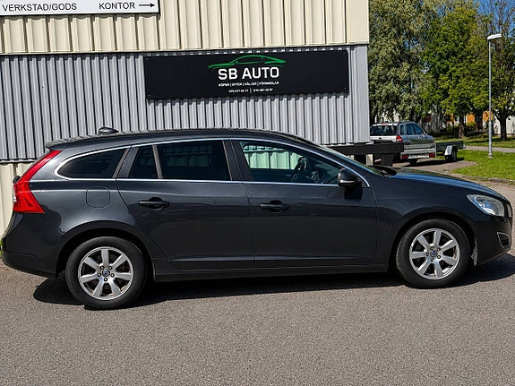 Volvo V60 2 of 13