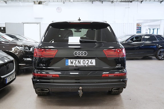 Audi Q7 4 of 5