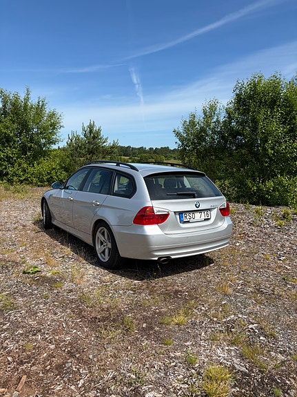 BMW 320i 3 of 4