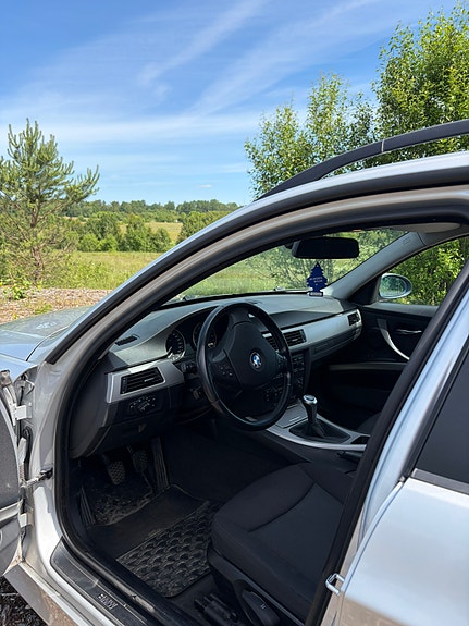 BMW 320i 4 of 4