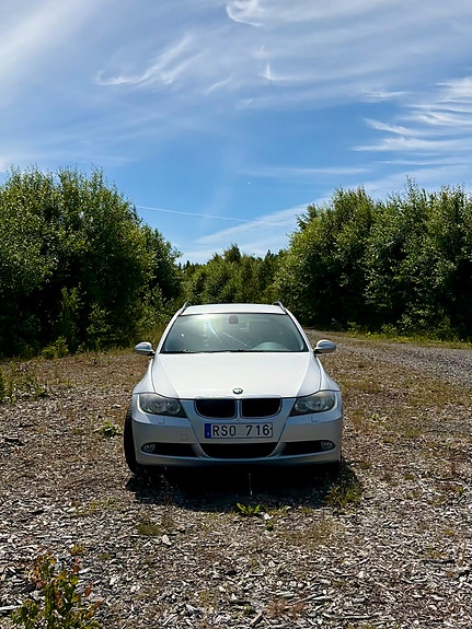 BMW 320i 2 of 4