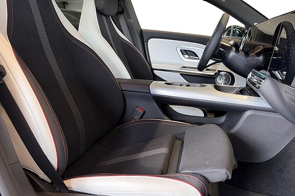 Mercedes-Benz CLA350 4 of 5