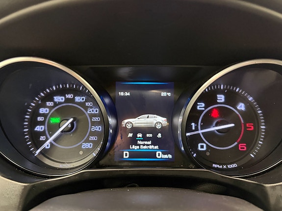 Jaguar XE 21 of 25