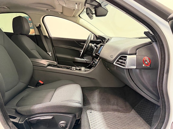 Jaguar XE 12 of 25