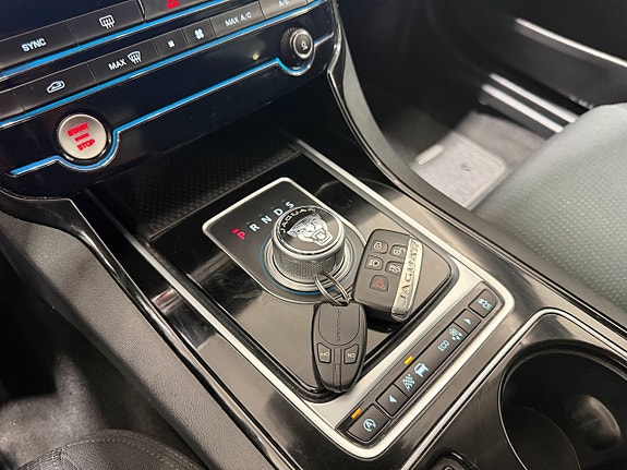 Jaguar XE 6 of 25