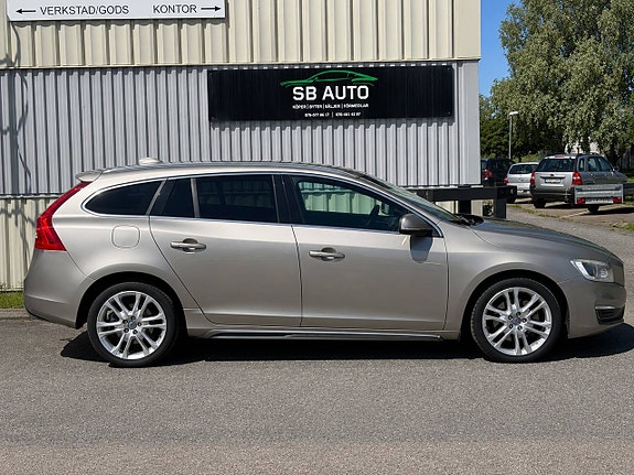 Volvo V60 2 of 13