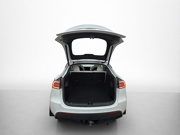 Tesla Model Y 20 of 30