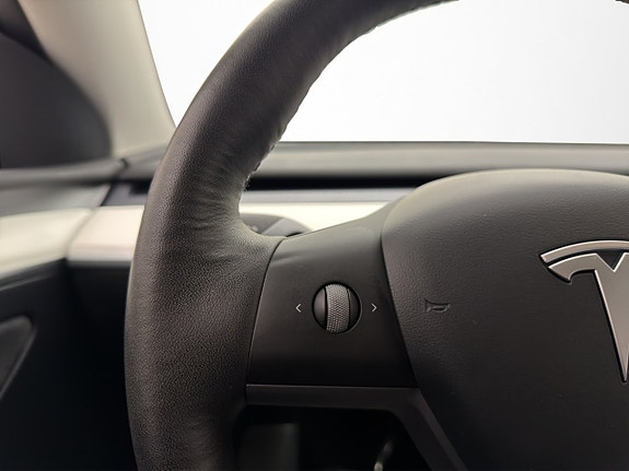 Tesla Model Y 22 of 30