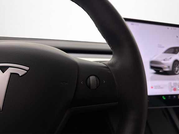 Tesla Model Y 23 of 30