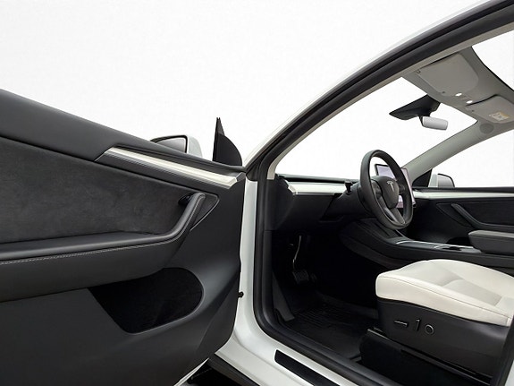 Tesla Model Y 12 of 30