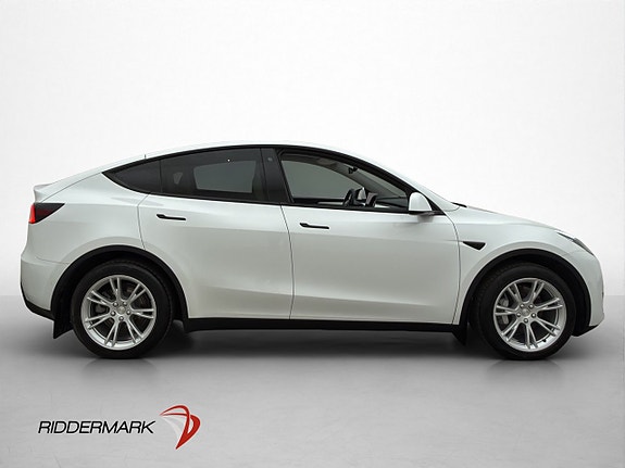 Tesla Model Y 10 of 30