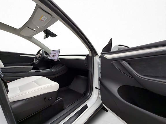 Tesla Model Y 16 of 30
