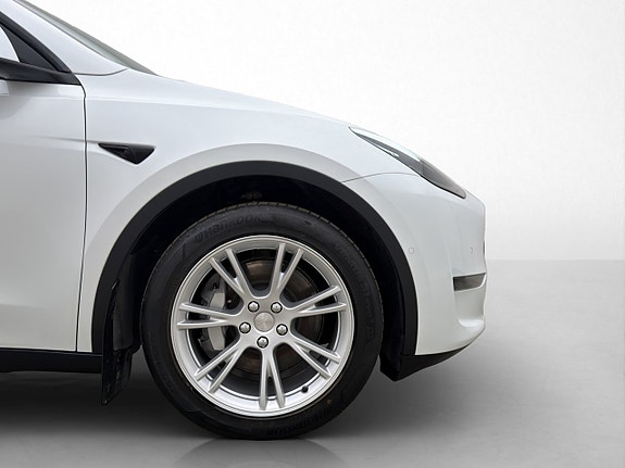 Tesla Model Y 11 of 30
