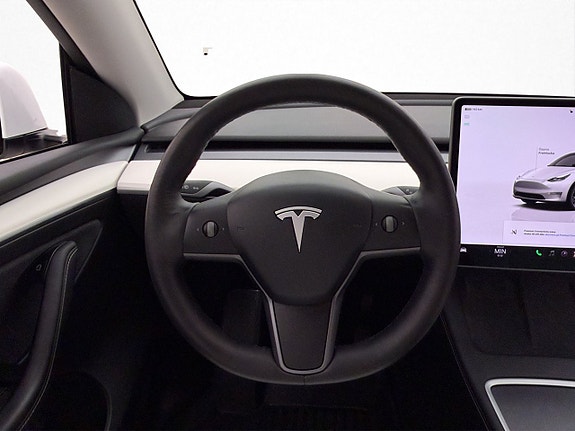 Tesla Model Y 21 of 30