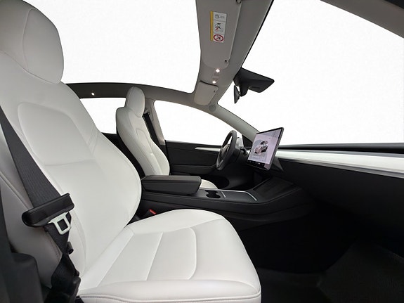 Tesla Model Y 14 of 30