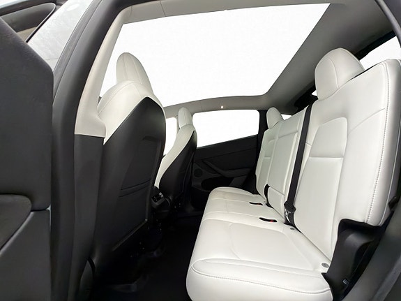 Tesla Model Y 18 of 30