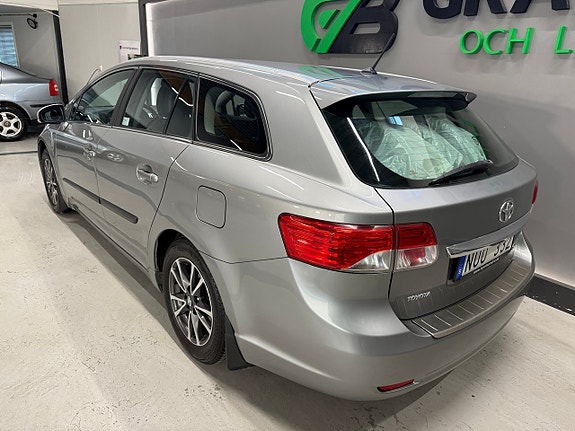 Toyota Avensis 3 of 5