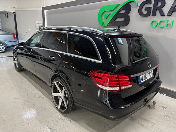 Mercedes-Benz E220 3 of 5