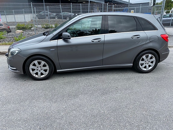 Mercedes-Benz B180 2 of 5