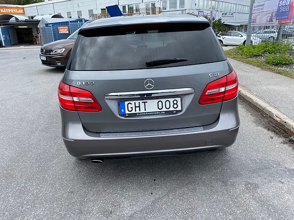 Mercedes-Benz B180 4 of 5