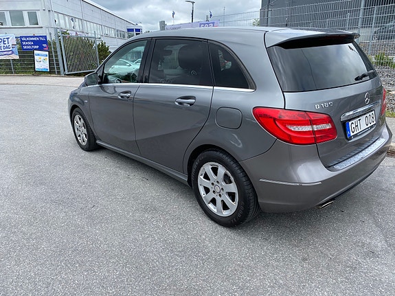 Mercedes-Benz B180 3 of 5