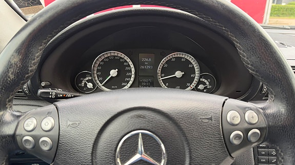 Mercedes-Benz C180 3 of 4
