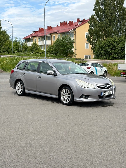 Subaru Legacy 3 of 5