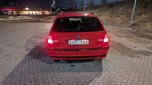 BMW 320i 2 of 4