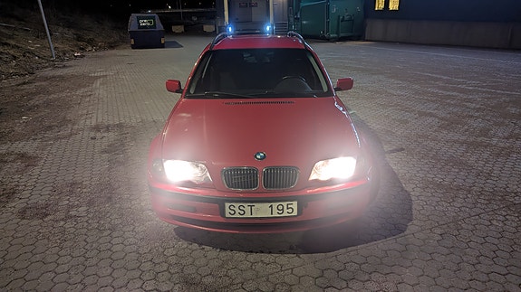 BMW 320i 3 of 4