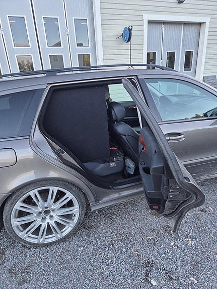 Mercedes-Benz E200 3 of 3