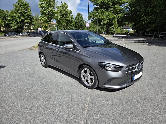 Mercedes-Benz B180 3 of 5