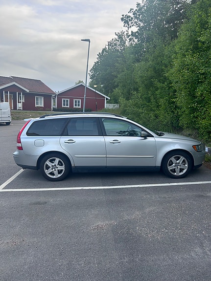 Volvo V50 3 of 5