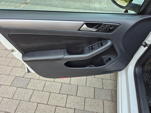 Volkswagen Jetta 17 of 21