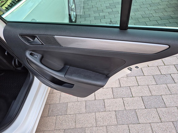 Volkswagen Jetta 14 of 21