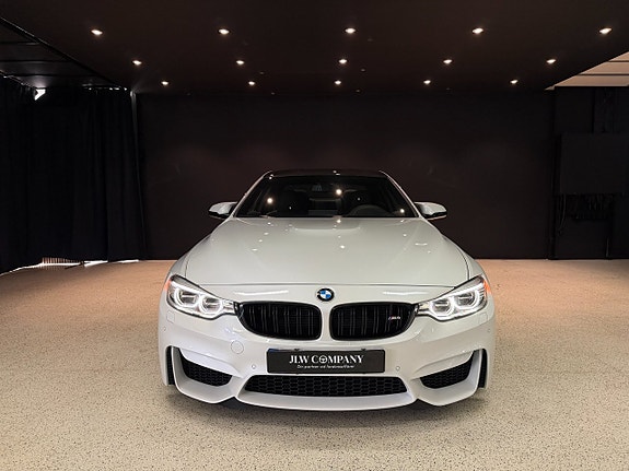 BMW M4 2 of 5