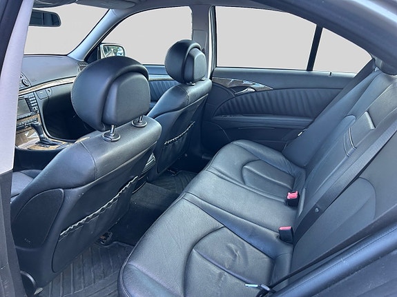 Mercedes-Benz E320 8 of 9